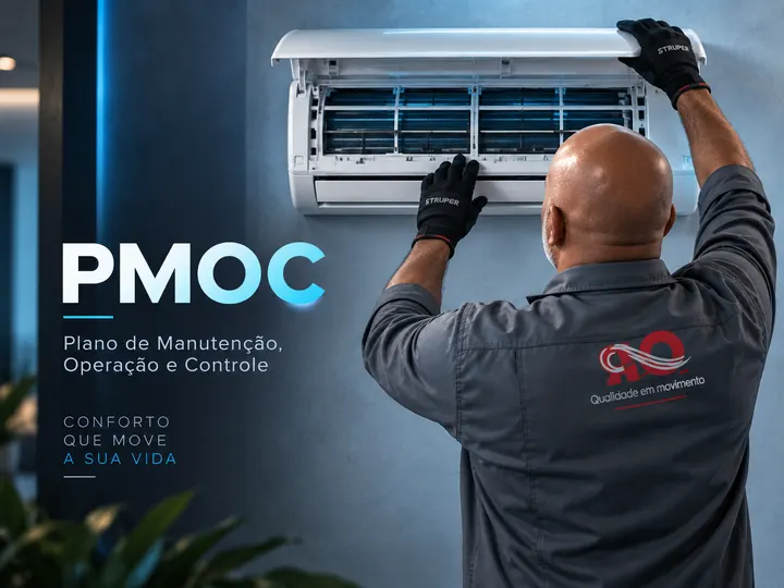 Técnico da O.R.S abrindo a evaporadora de um split para inspeção do PMOC